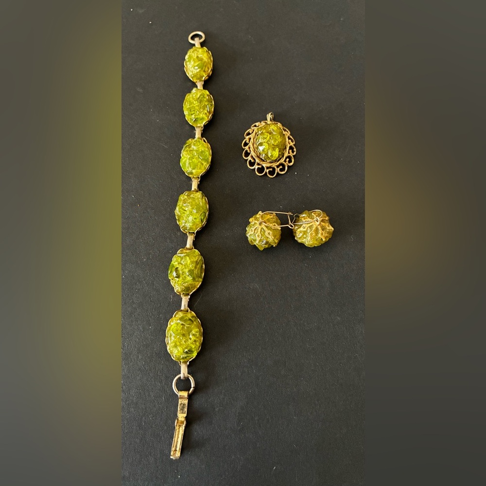 Vintage 1970s Green & Gold Tone Jewelry Set